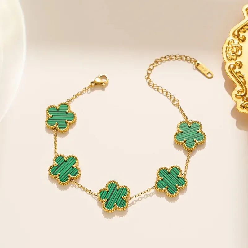 Pulseira Dourada com Flores Delicadas Feminina