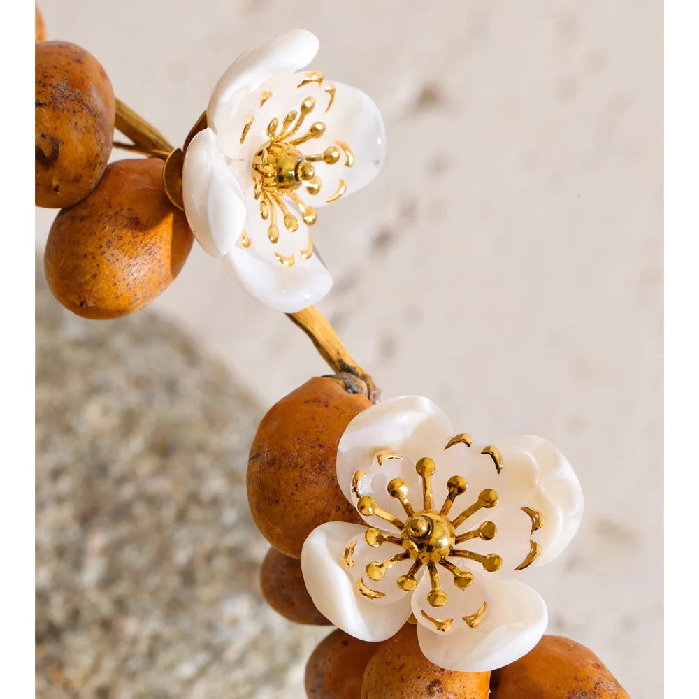 Brinco Flor Perolado Dourado Feminino Delicado