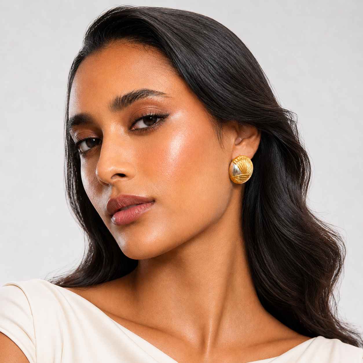 Brinco Feminino Dourado Redondo com Design Texturizado