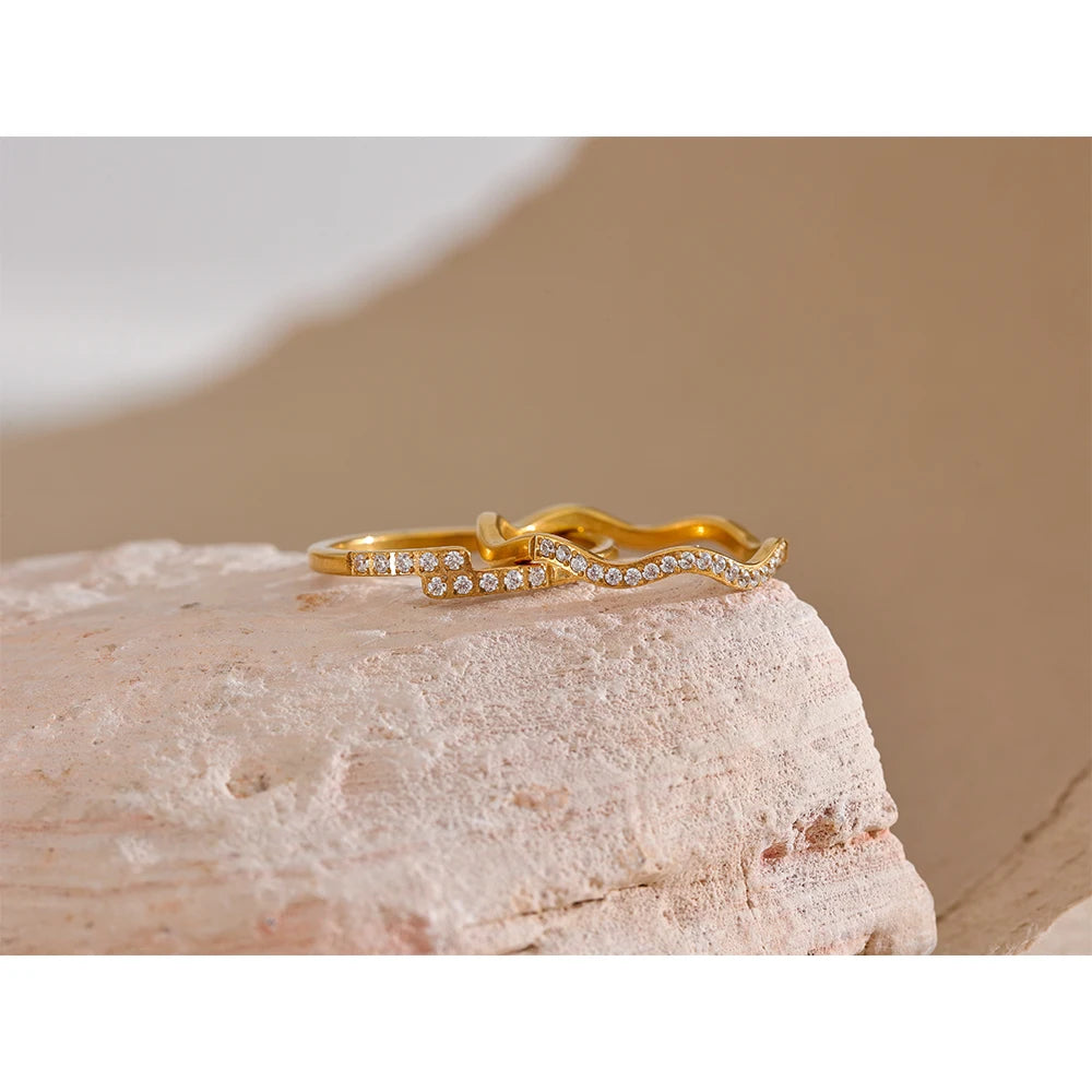 Anel Estilo Minimalista com Zircônias Brilhantes