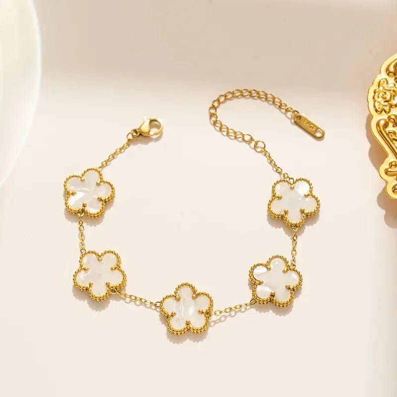 Pulseira Dourada com Flores Delicadas Feminina