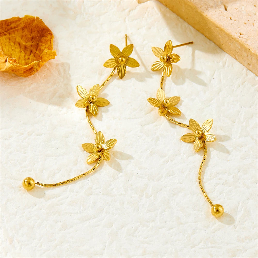 Brincos de Borla com Pétalas Florais