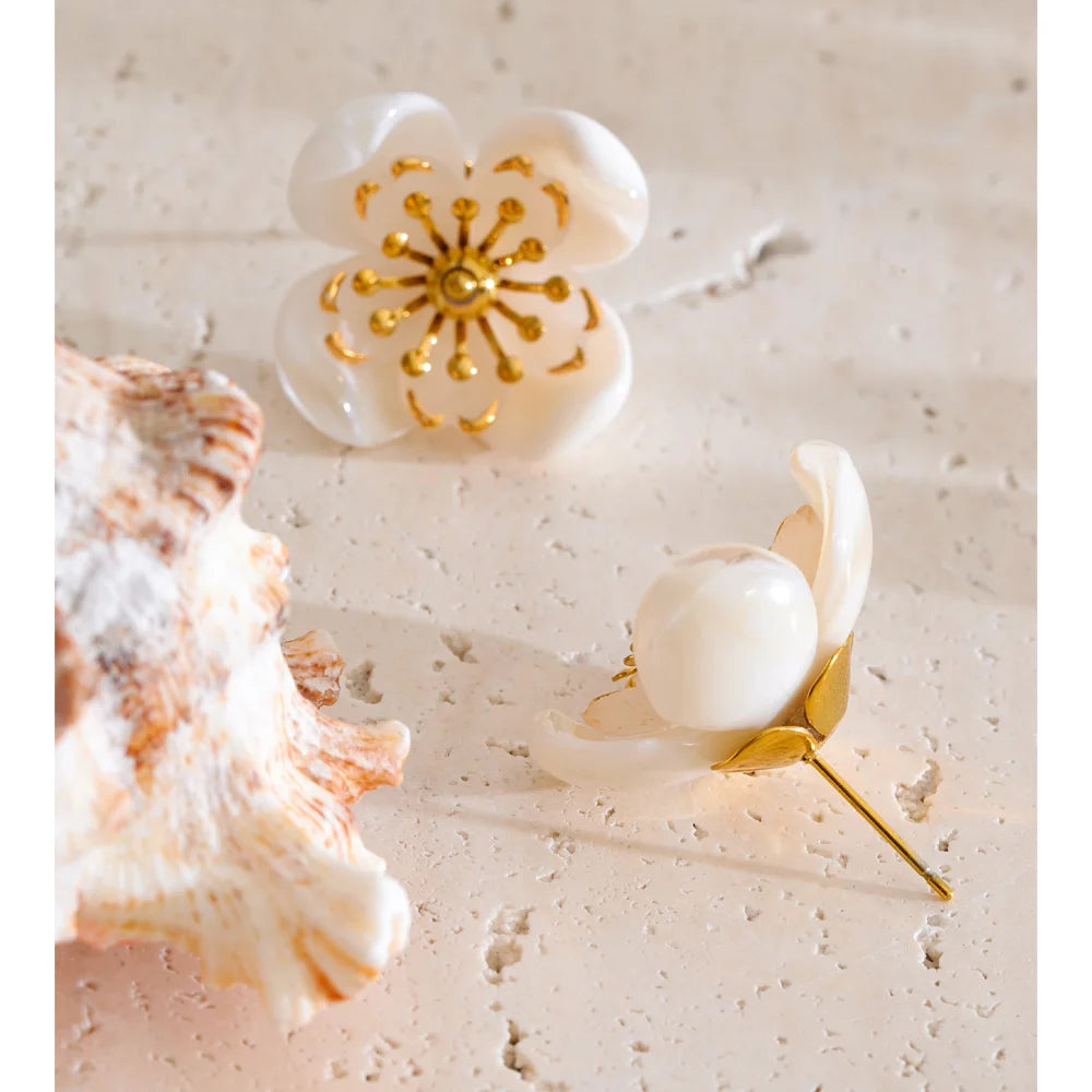 Brinco Flor Perolado Dourado Feminino Delicado