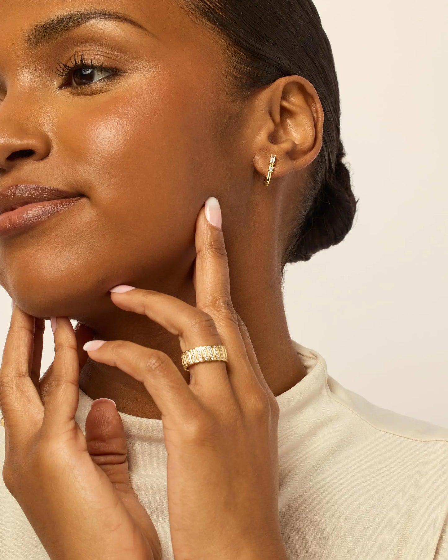 Brincos Argola Meio Huggie Elegante