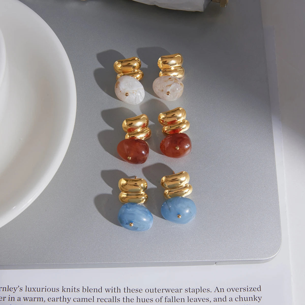 Brinco Dourado Orgânico com Pedra Colorida Feminino
