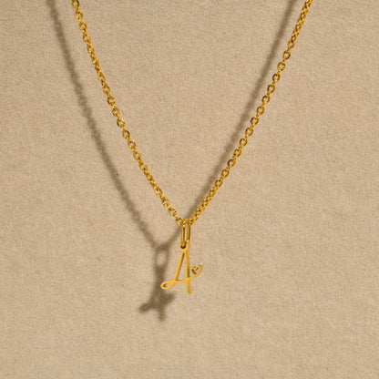 Colar Pingente Inicial Atemporal