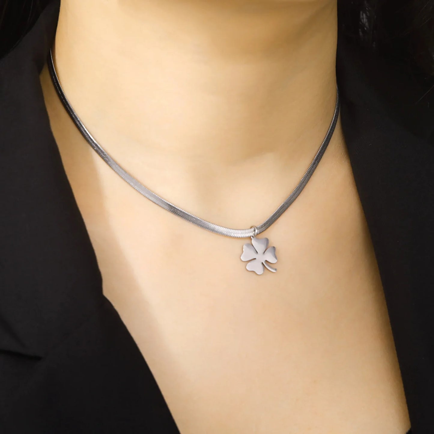 Colar Pingente Trevo Quatro Folhas Dourado