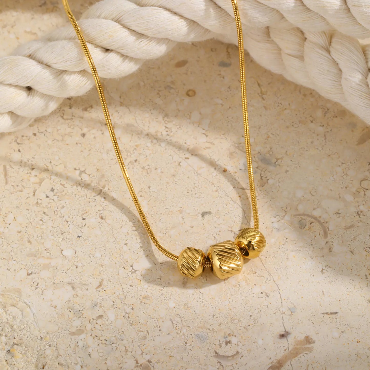 Colar com Pingente de Contas Geométricas