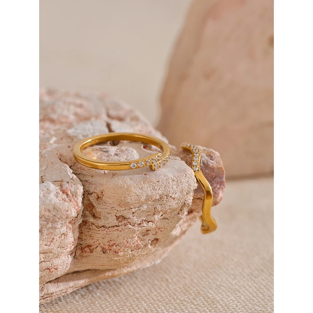 Anel Estilo Minimalista com Zircônias Brilhantes