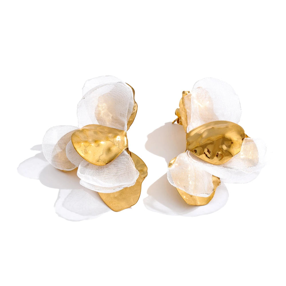 Brinco Floral Artesanal Dourado Branco Elegante