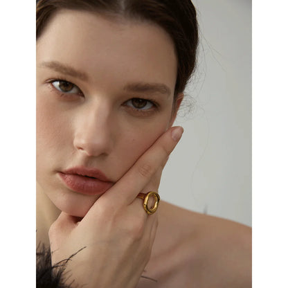 Anel Oval Vazado Dourado Feminino Minimalista