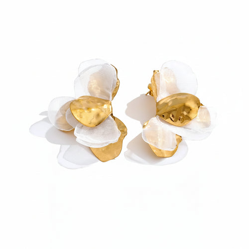 Brinco Floral Artesanal Dourado Branco Elegante