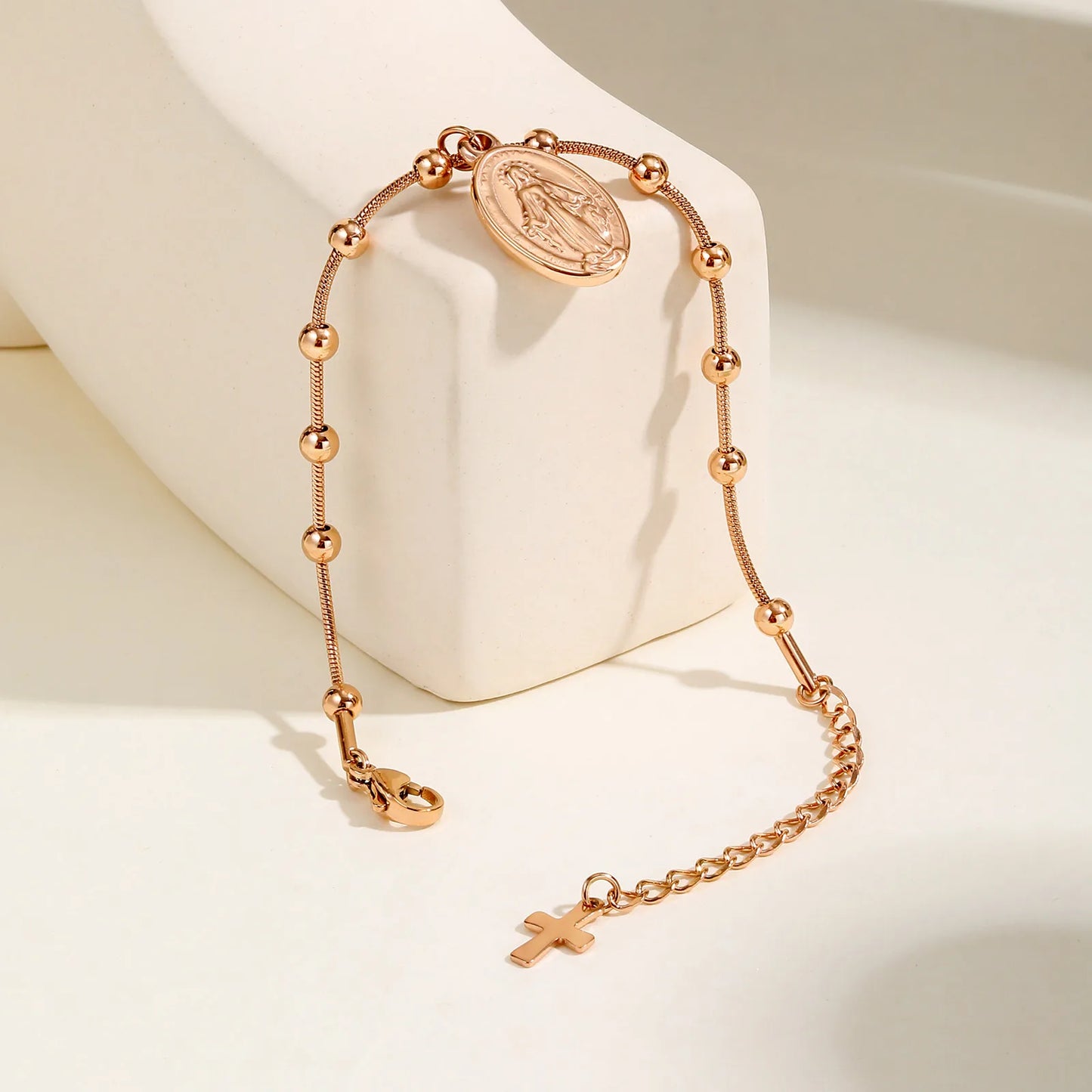 Pulseira Minimalista Nossa Senhora com Contas e Cruz Moderna