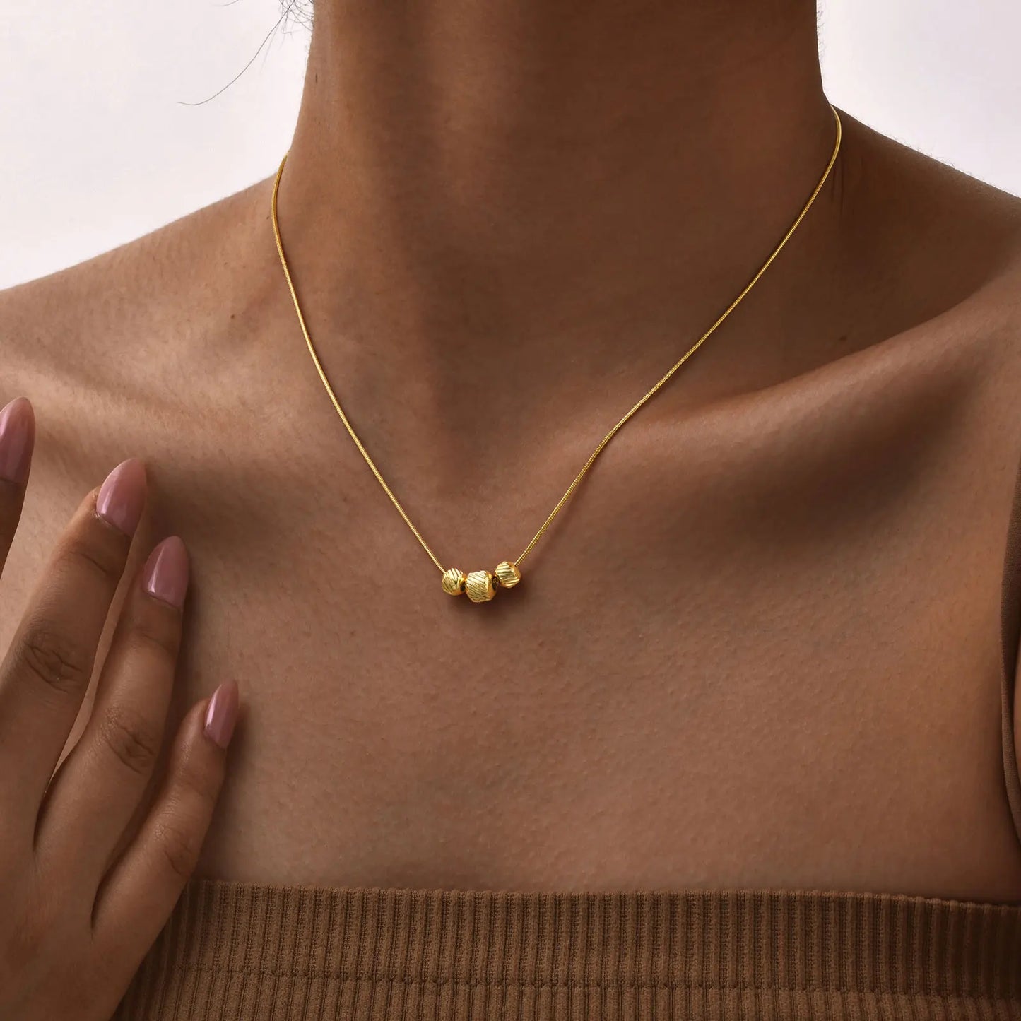 Colar com Pingente de Contas Geométricas