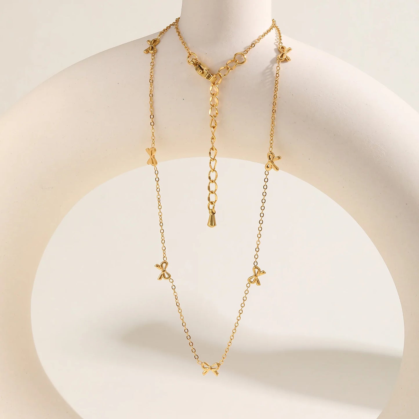 Colar Minimalista Dourado com Laços