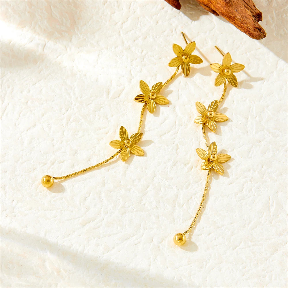 Brincos de Borla com Pétalas Florais