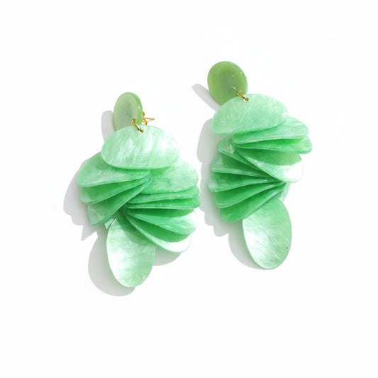 Brinco Cascata Verde Esmeralda em Resina Perolada Feminino Elegante