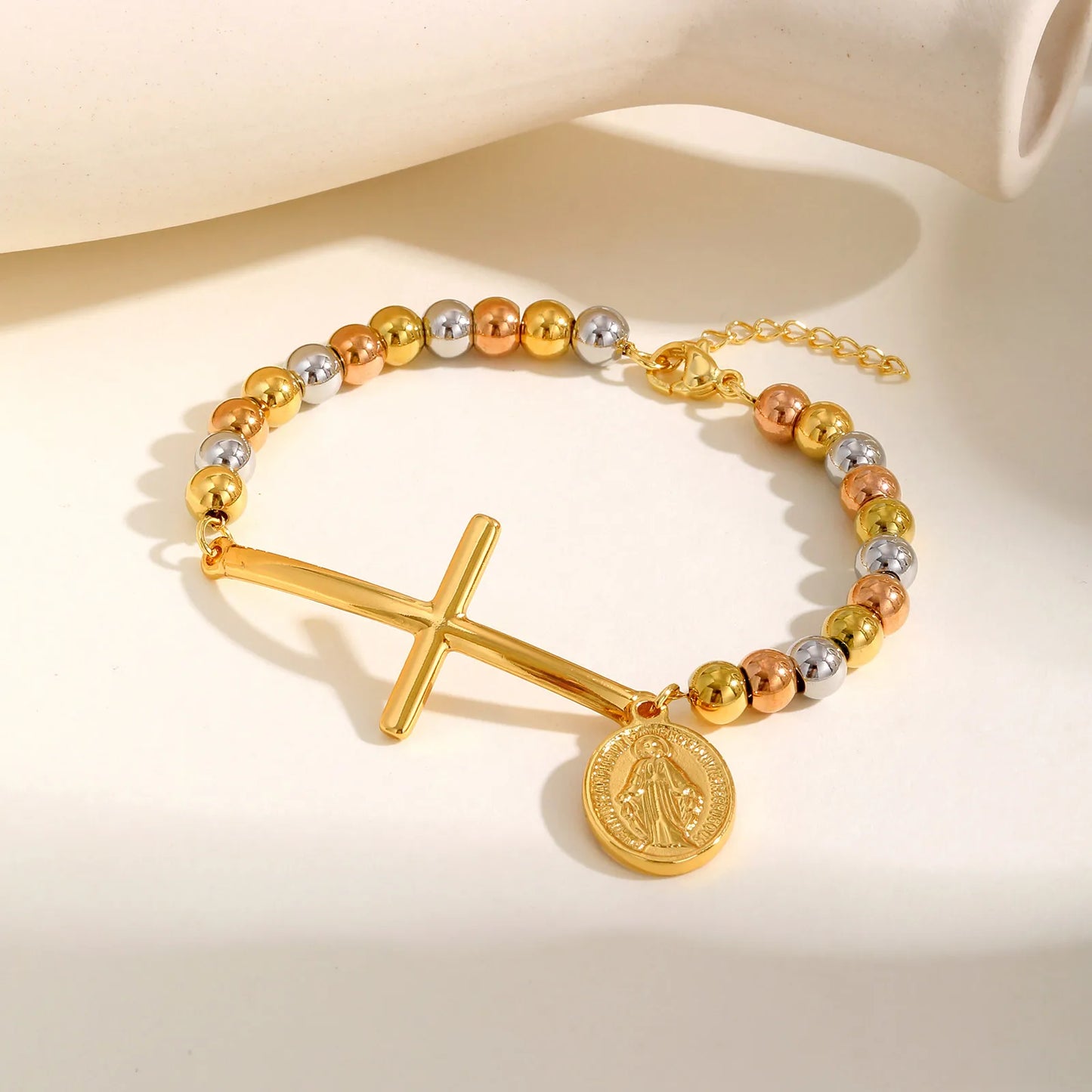 Pulseira de placa oval cruzada de São Benito para mulheres, pulseira de corrente com contas de três cores, presente de joia à prova d'água de aço inoxidável