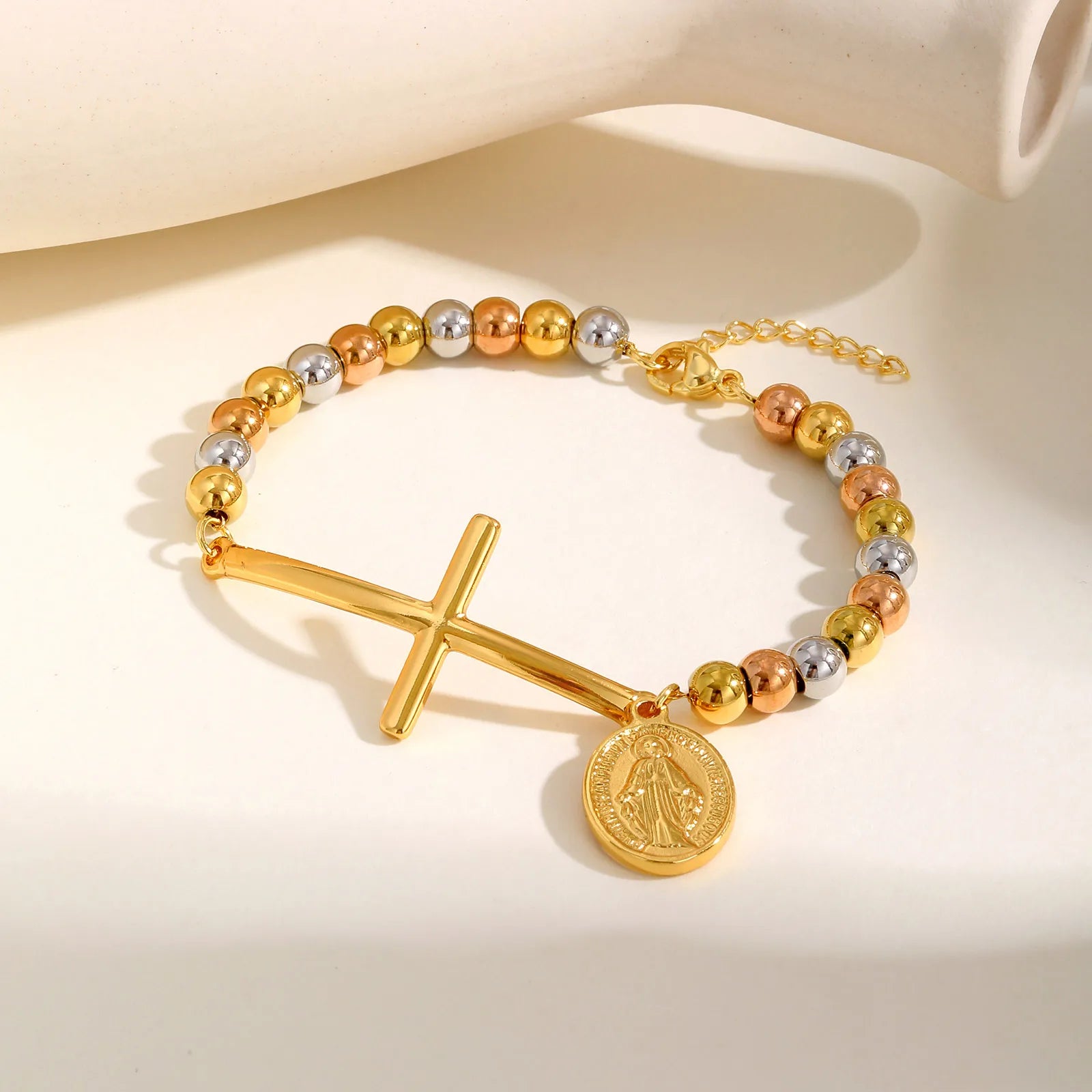 Pulseira de placa oval cruzada de São Benito para mulheres, pulseira de corrente com contas de três cores, presente de joia à prova d'água de aço inoxidável