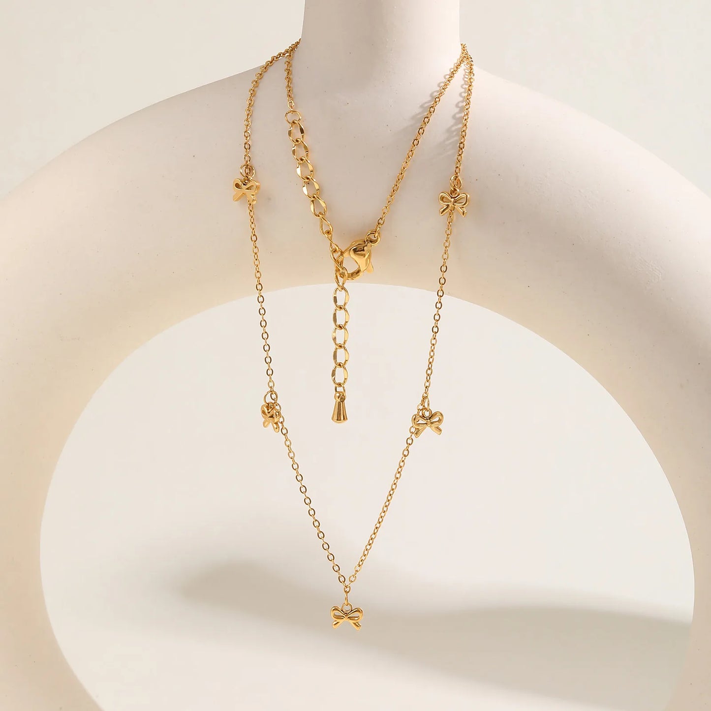 Colar Minimalista Dourado com Laços