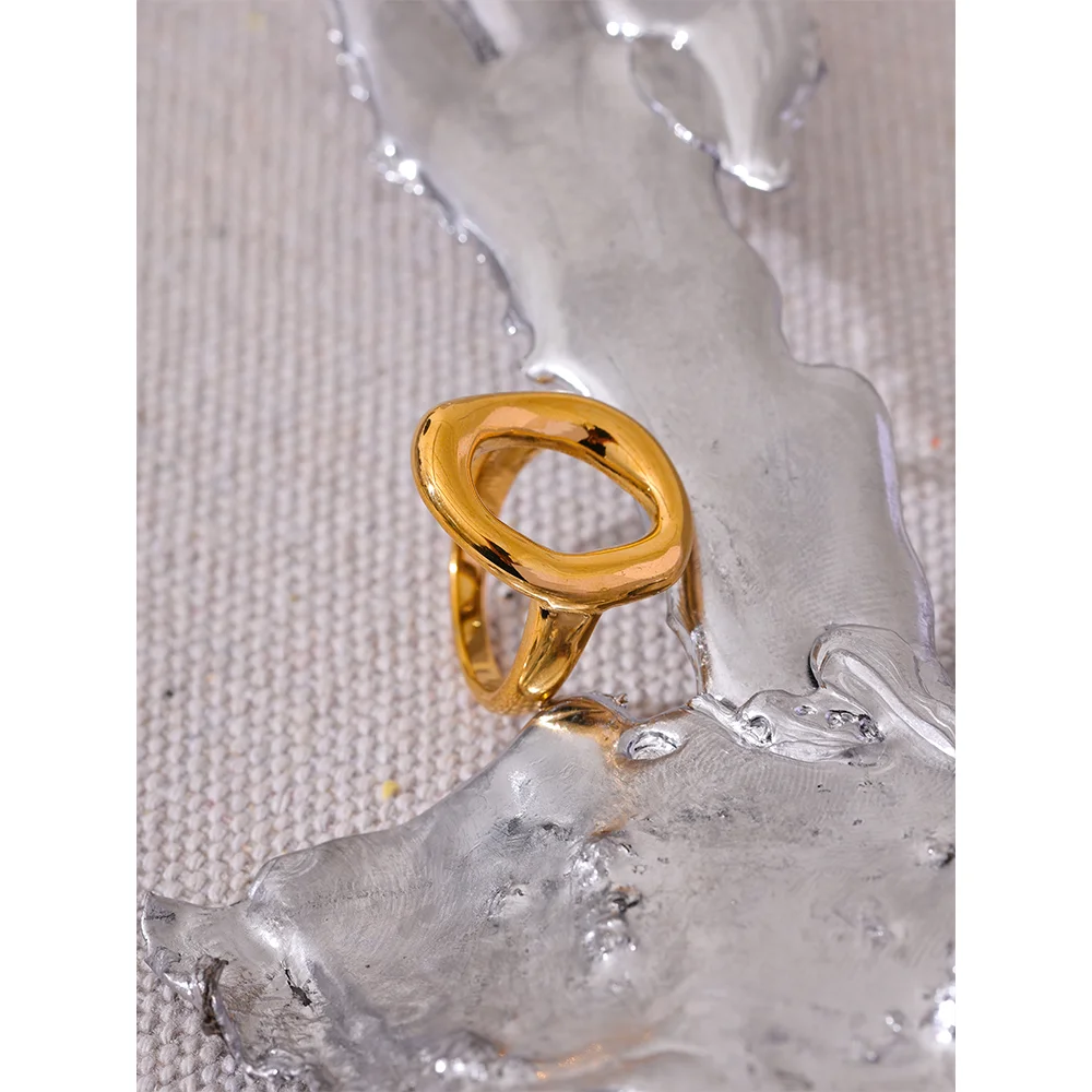 Anel Oval Vazado Dourado Feminino Minimalista