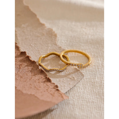 Anel Estilo Minimalista com Zircônias Brilhantes