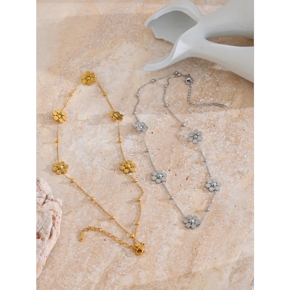 Colar Dourado com Flores Delicadas Feminino