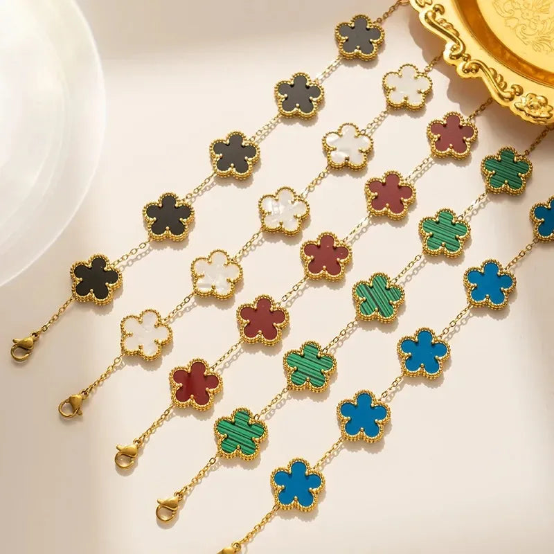 Pulseira Dourada com Flores Delicadas Feminina