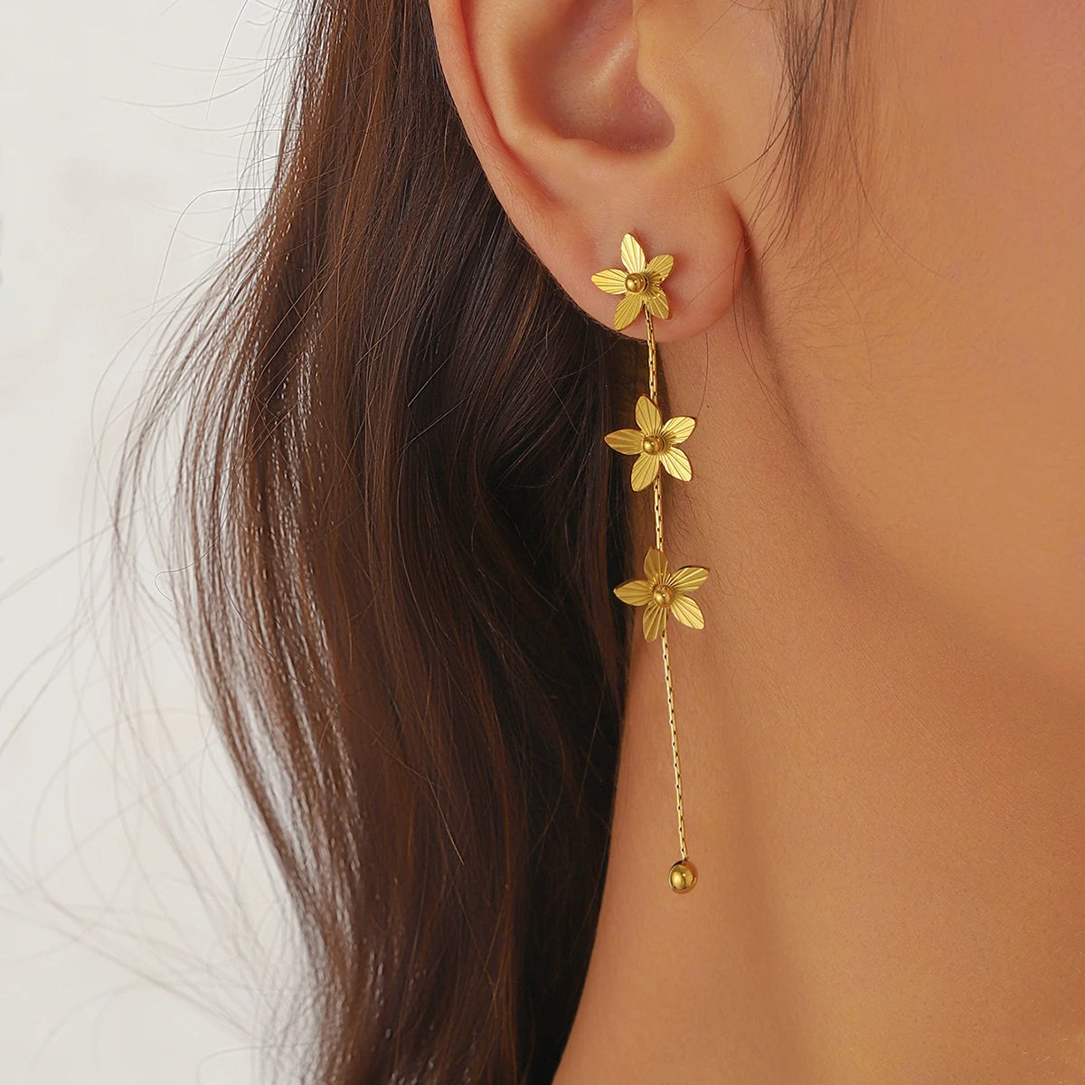 Brincos de Borla com Pétalas Florais