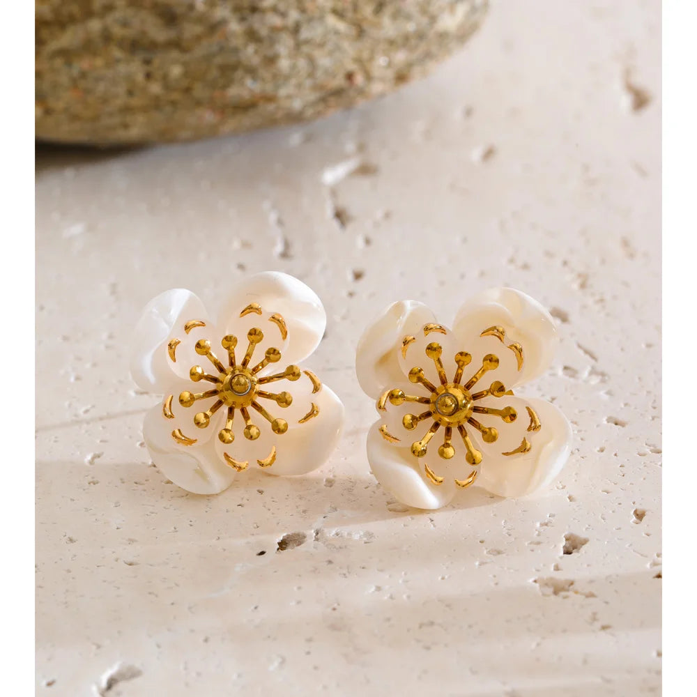Brinco Flor Perolado Dourado Feminino Delicado