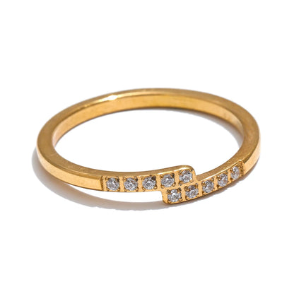 Anel Estilo Minimalista com Zircônias Brilhantes