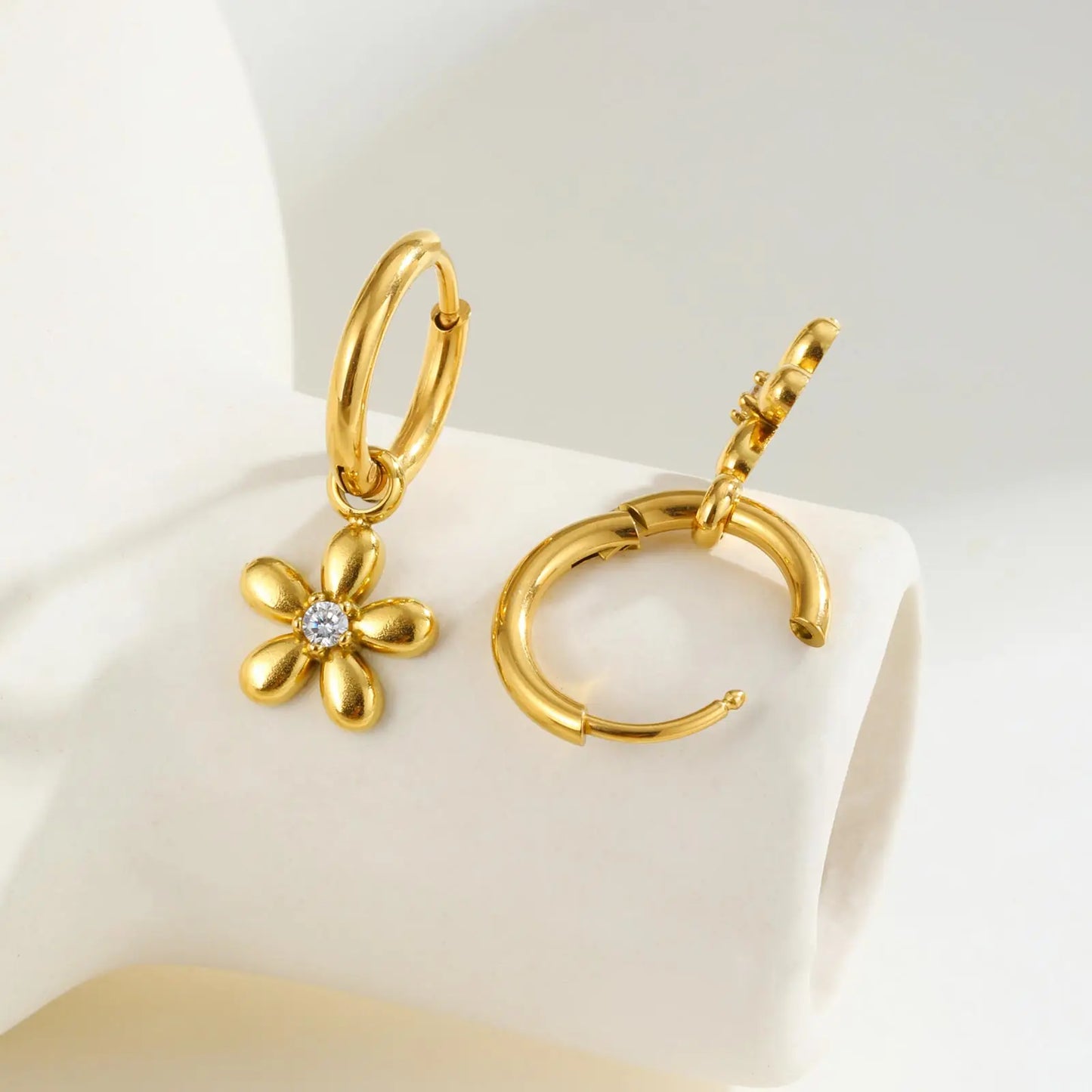 Brincos Argola Dourado Flor Zircônia