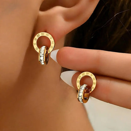 Brincos Eternidade Dourada com Algarismos Romanos e Diamantes Cúbicos