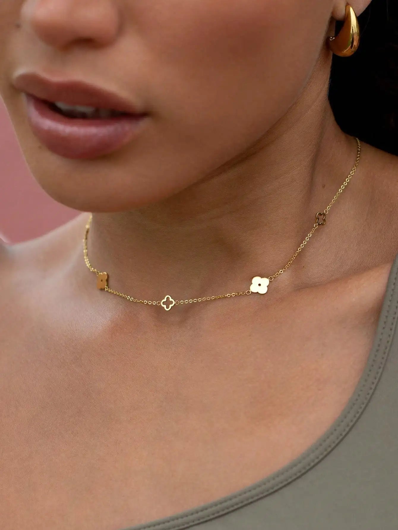 Colar Pingente Trevo e Flor de Ameixa