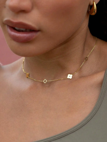 Colar Pingente Trevo e Flor de Ameixa