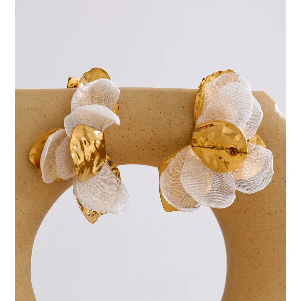 Brinco Floral Artesanal Dourado Branco Elegante