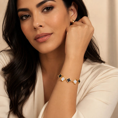 Pulseira Dourada com Flores Delicadas Feminina