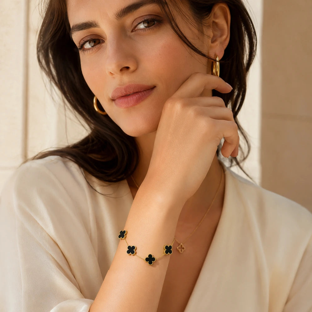 Pulseira Dourada com Flores Delicadas Feminina